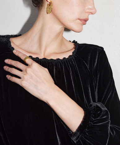 طقم مكون من بلوزة قصيرة وتنورة طويلة من الدانتيل الزهري - أزرق سماوي