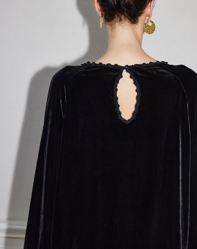 طقم مكون من بلوزة قصيرة وتنورة طويلة من الدانتيل الزهري - أزرق سماوي