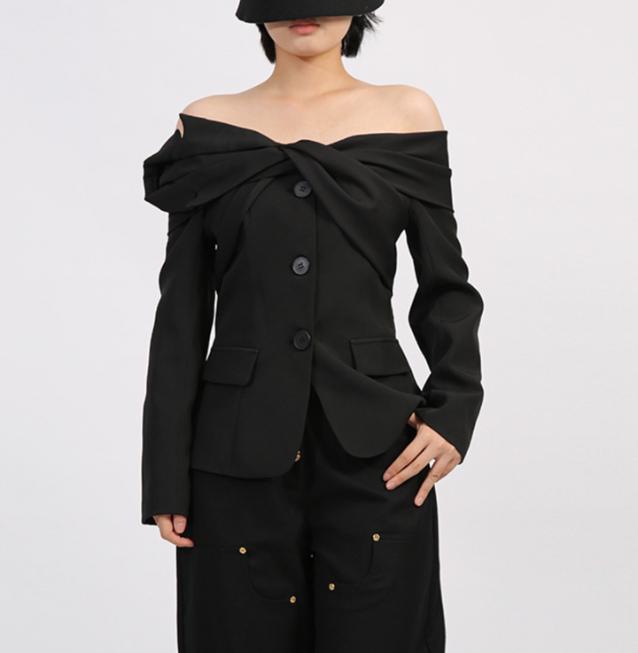 بليزر مصمم خصيصًا بكتفين مكشوفتين وفتحة رقبة ملتوية - تويست