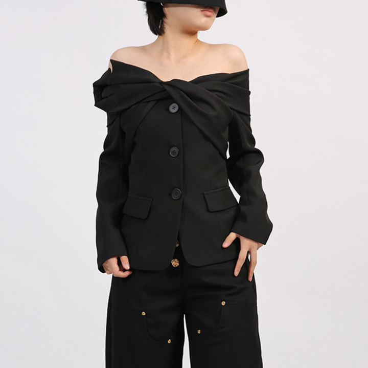 بليزر مصمم خصيصًا بكتفين مكشوفتين وفتحة رقبة ملتوية - تويست