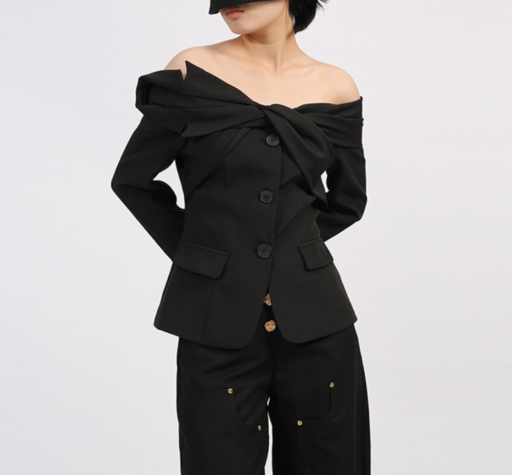 بليزر مصمم خصيصًا بكتفين مكشوفتين وفتحة رقبة ملتوية - تويست