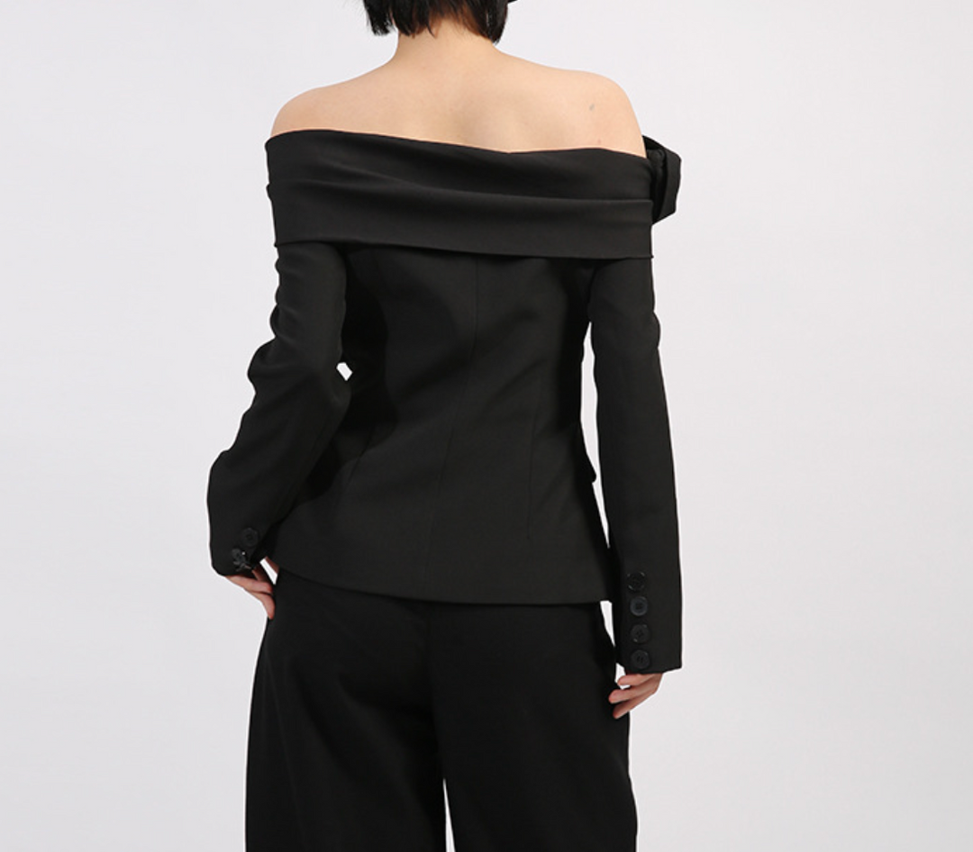 بليزر مصمم خصيصًا بكتفين مكشوفتين وفتحة رقبة ملتوية - تويست