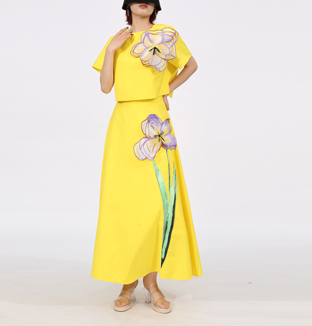 two-piece set with floral appliqué top and flowing skirt – SOLARA