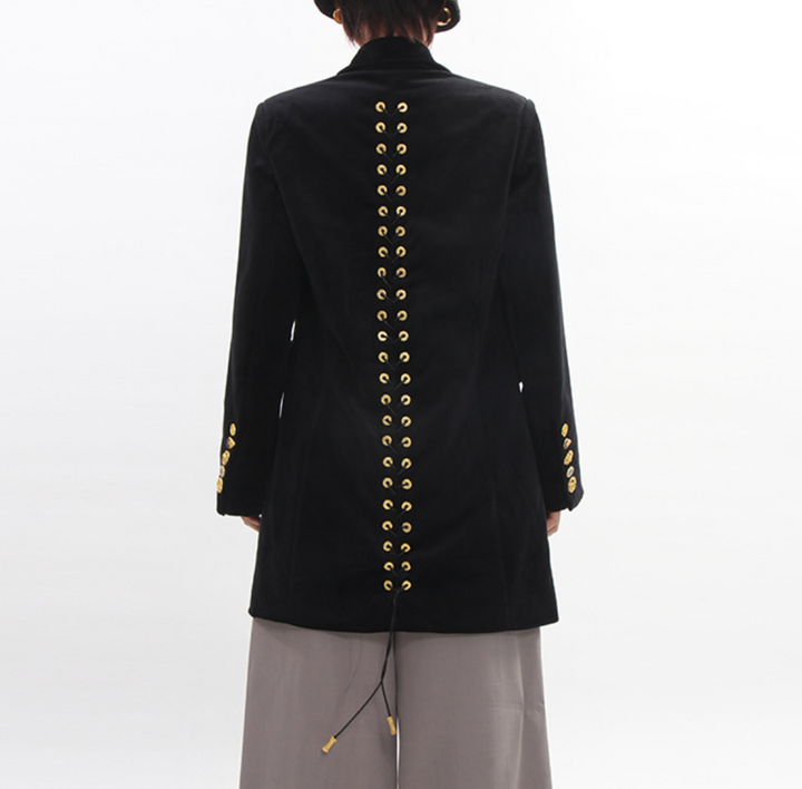 بليزر طويل مصمم خصيصًا بتفاصيل مشبك ذهبي - قفل