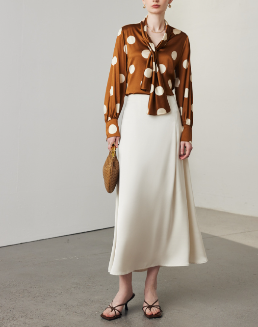 فستان قصير بياقة عالية وأكمام مكشكشة – عاجي