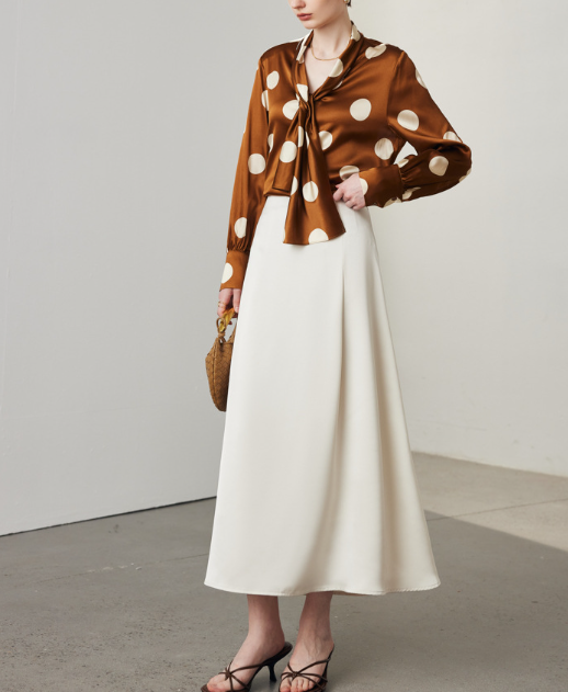 فستان قصير بياقة عالية وأكمام مكشكشة – عاجي