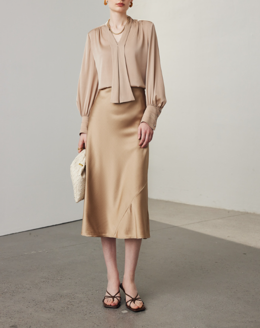 فستان قصير بياقة عالية وأكمام مكشكشة – عاجي