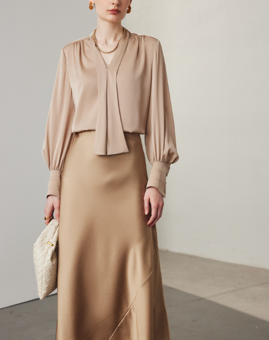 فستان قصير بياقة عالية وأكمام مكشكشة – عاجي