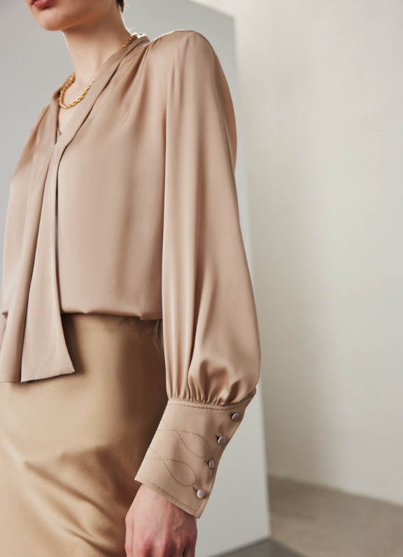 فستان قصير بياقة عالية وأكمام مكشكشة – عاجي