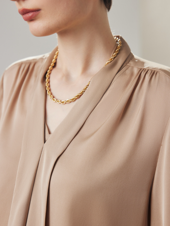 فستان قصير بياقة عالية وأكمام مكشكشة – عاجي