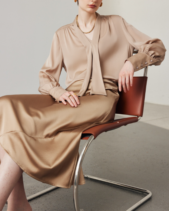 فستان قصير بياقة عالية وأكمام مكشكشة – عاجي