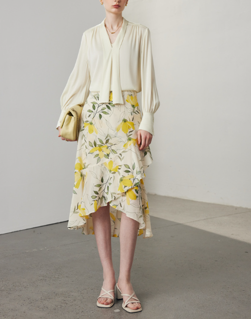 فستان قصير بياقة عالية وأكمام مكشكشة – عاجي