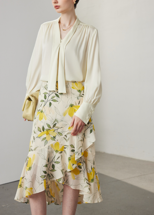 فستان قصير بياقة عالية وأكمام مكشكشة – عاجي