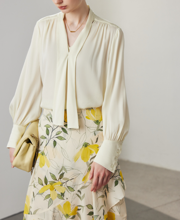 فستان قصير بياقة عالية وأكمام مكشكشة – عاجي