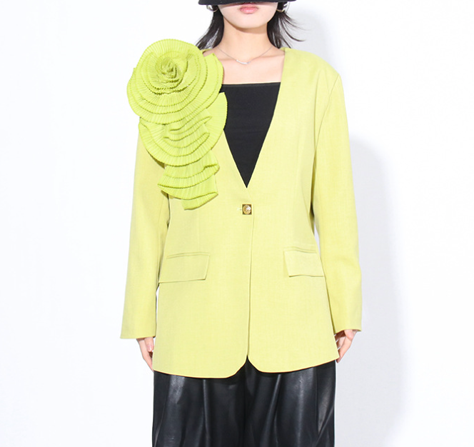 Tailored blazer with oversized floral appliqué – LIMEA