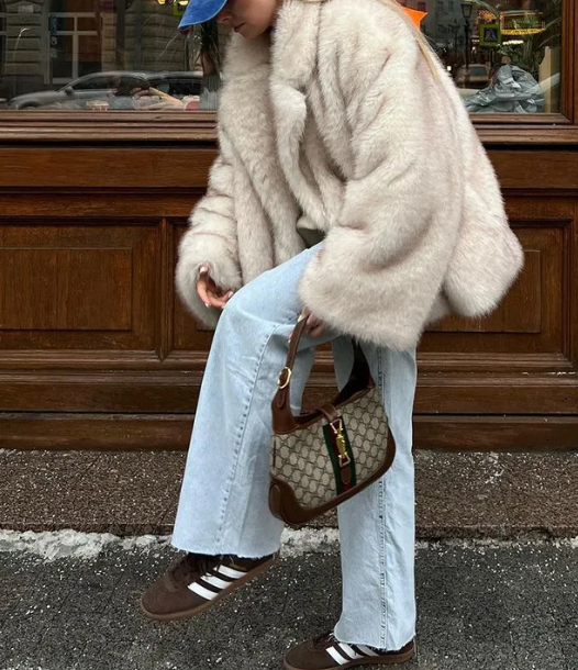 فستان ماكسي أبيض مطرز بحافة مزينة بشراشيب - أزورا