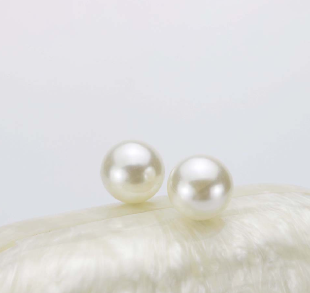 pearlescent oval clutch with pearl clasp – OPALINE