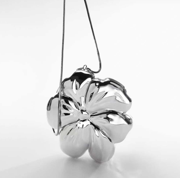 sculpted metallic flower clutch with chain strap – AUREZIA
