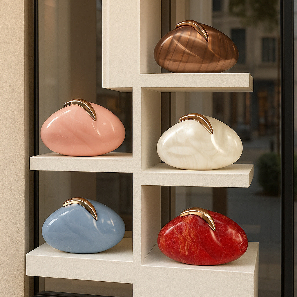 حقيبة كلاتش من الراتنج المنحوت بمشبك هلالي ذهبي – سيليزريت