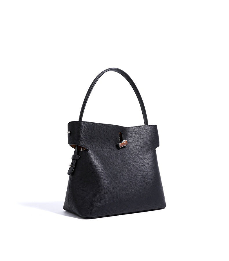 geweven rieten draagtas met dubbele leren handvatten – LÉONIE 