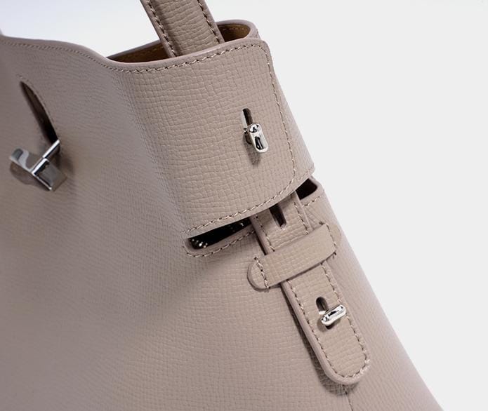 geweven rieten draagtas met dubbele leren handvatten – LÉONIE 