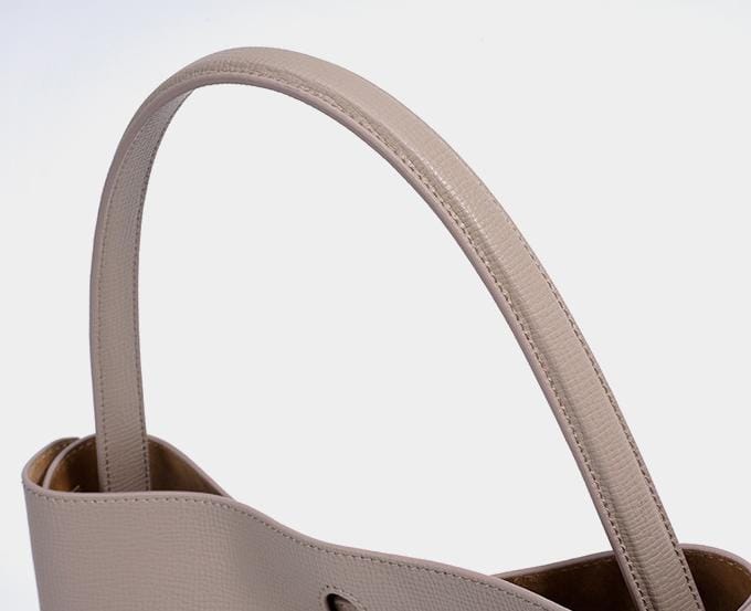 geweven rieten draagtas met dubbele leren handvatten – LÉONIE 