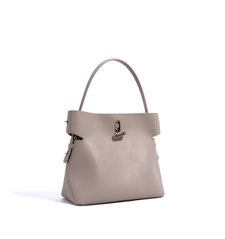 geweven rieten draagtas met dubbele leren handvatten – LÉONIE 