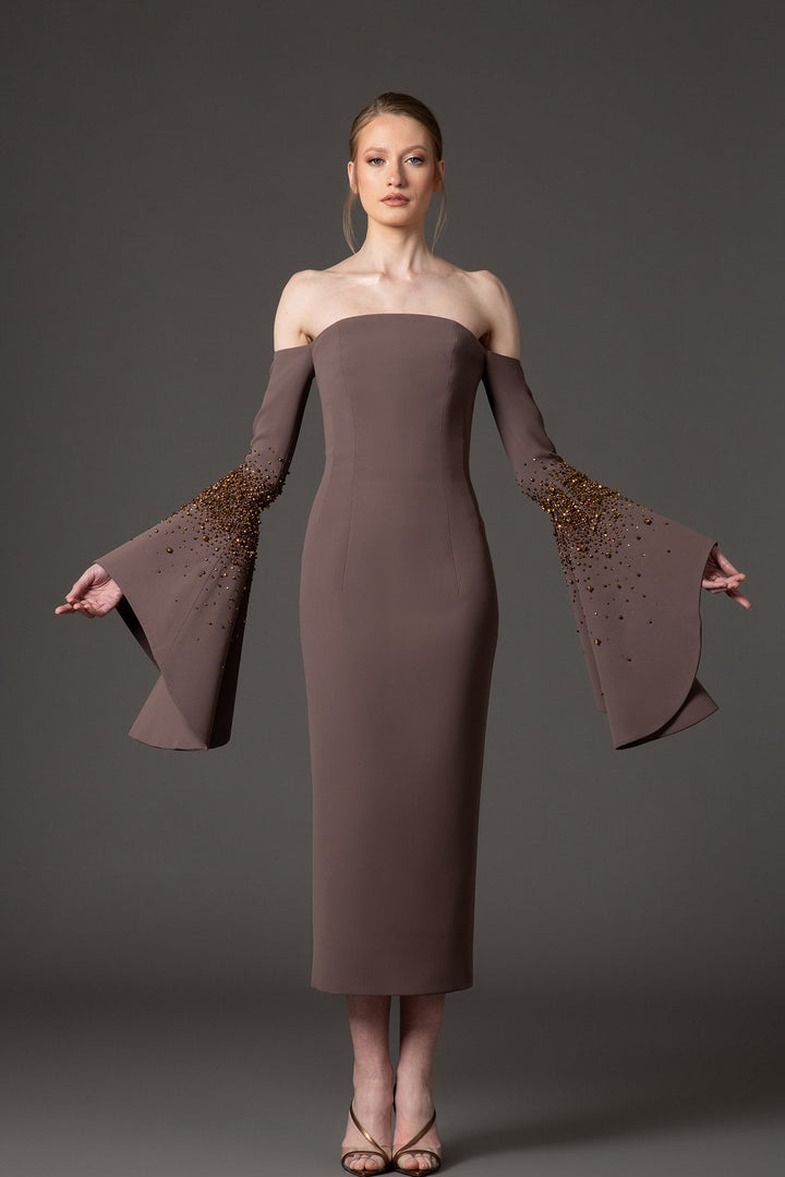 فستان عمودي مكشوف الكتفين بأكمام واسعة مزينة – أمبريا