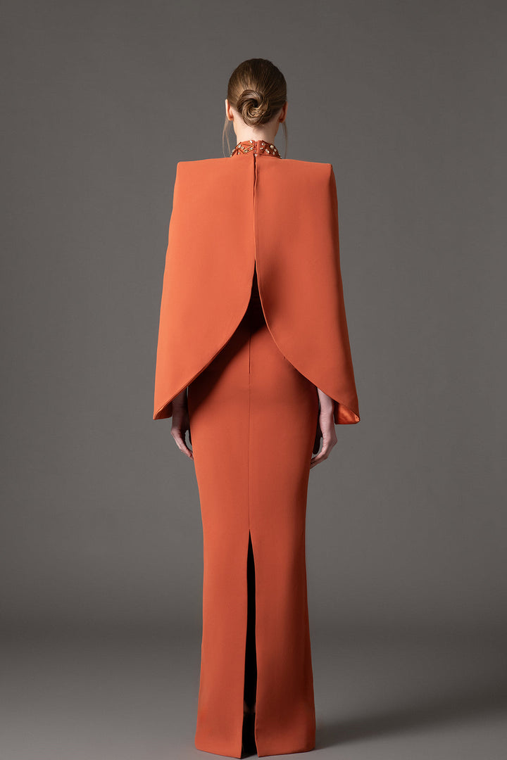 فستان سهرة طويل مزين بياقة عالية وأكمام منحوتة – سولارا