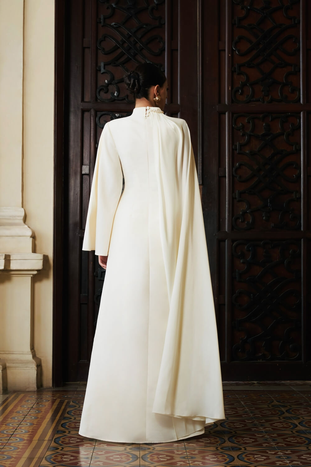 فستان سهرة طويل بياقة عالية وأكمام واسعة منسدلة - إيزمي