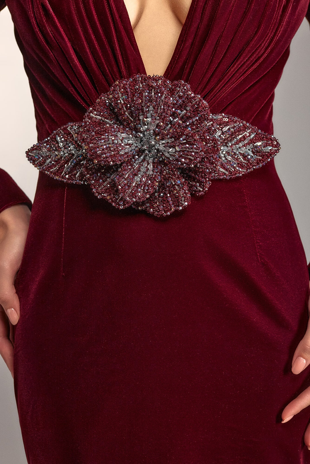 فستان مخملي مزين بزهرة كريستالية – روبينا