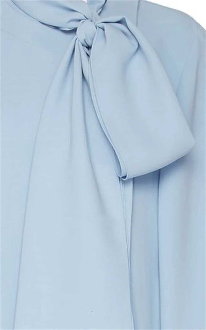 فستان منسدل بفتحة رقبة على شكل فيونكة وشق جانبي – ريزيين