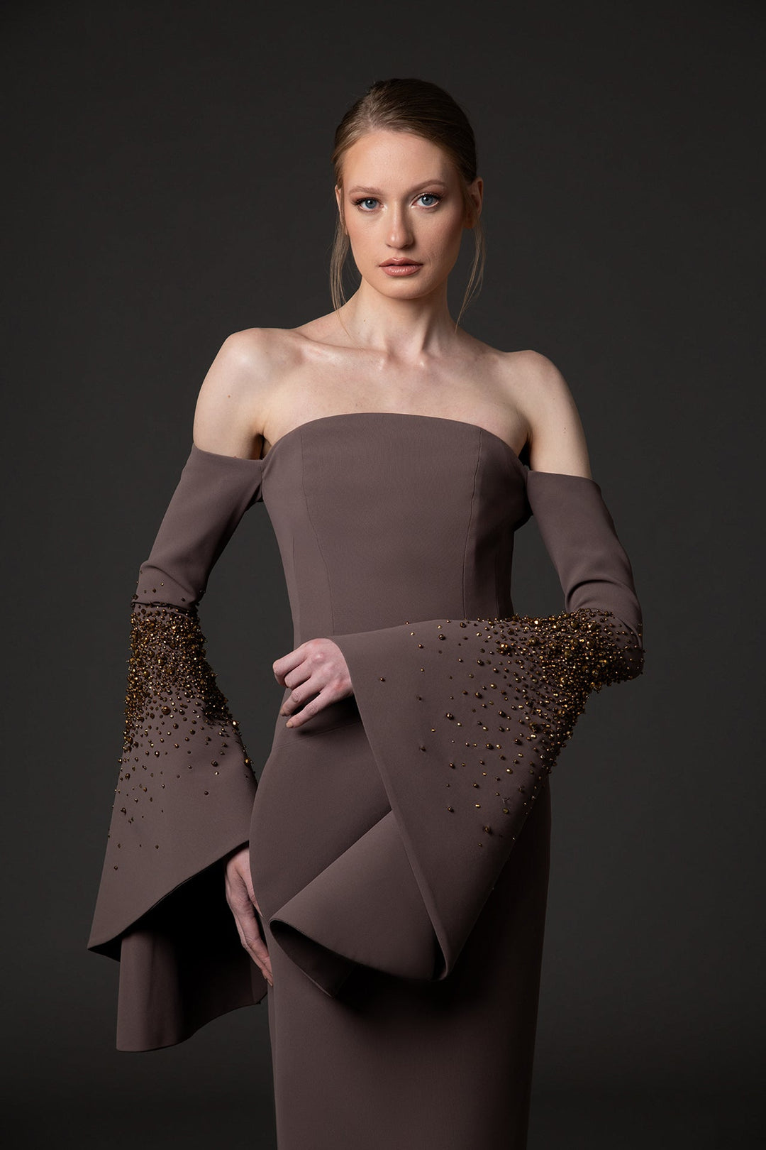 فستان عمودي مكشوف الكتفين بأكمام واسعة مزينة – أمبريا