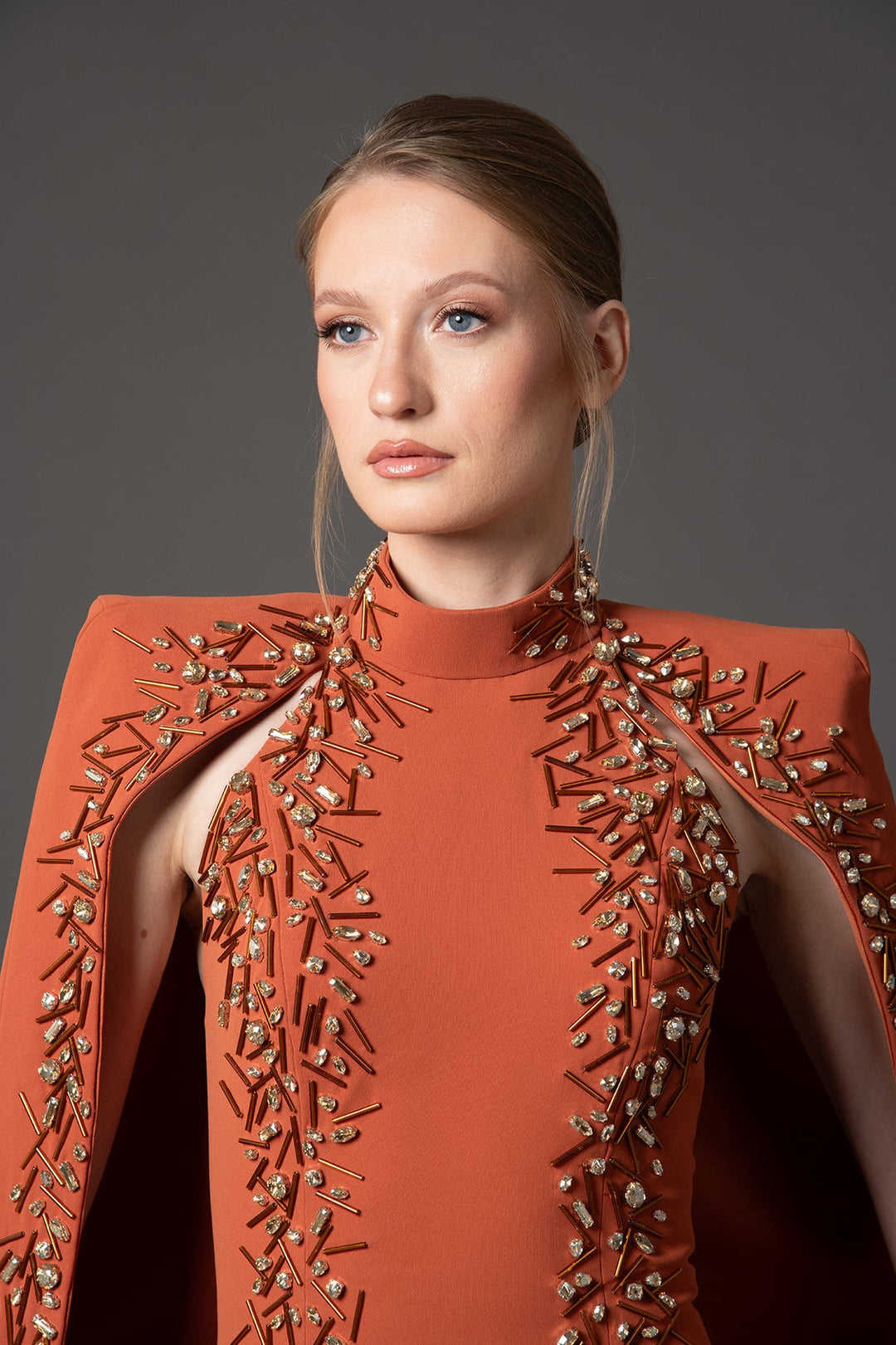 فستان سهرة طويل مزين بياقة عالية وأكمام منحوتة – سولارا