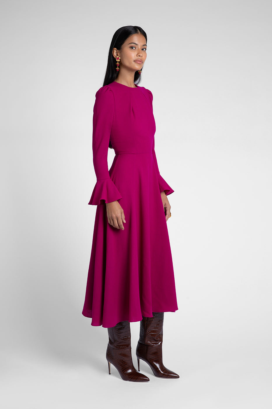 فستان متوسط ​​الطول بأكمام واسعة وصدرية مطوية – سايلا