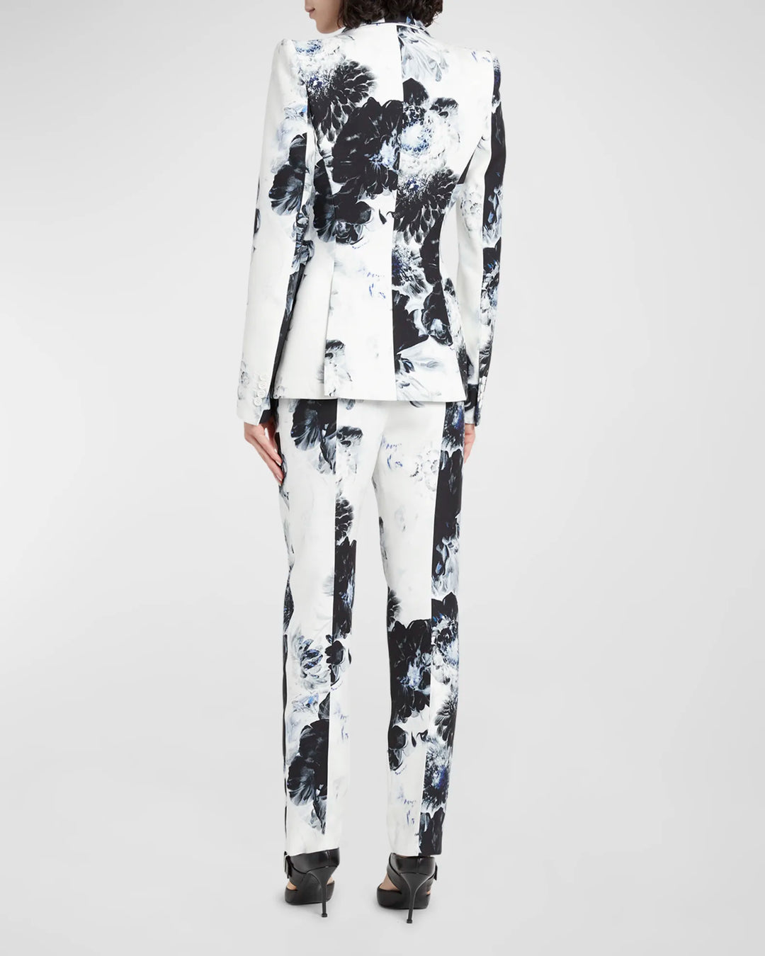 طقم بليزر مُفصّل بطبعة زهور – لافينيا