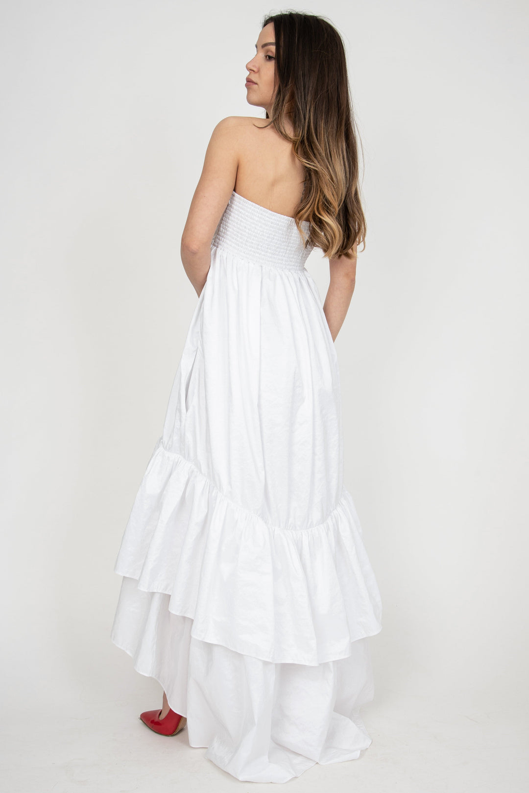 فستان أبيض غير متماثل الصيف