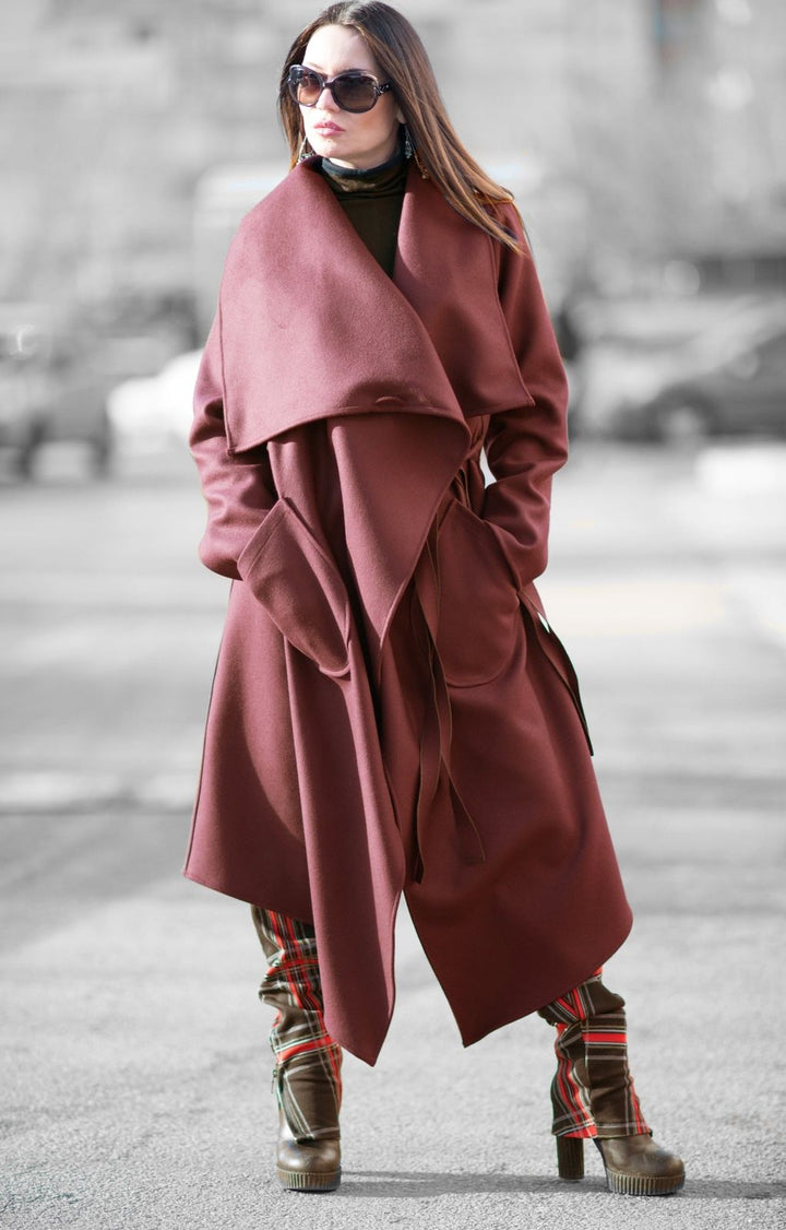 معطف الكشمير الأحمر الداكن